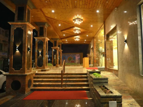 Hotel The Grand Ladhukara