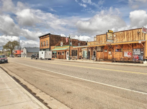 Large Ten Sleep Home on Main St, 10 Mins to Canyon