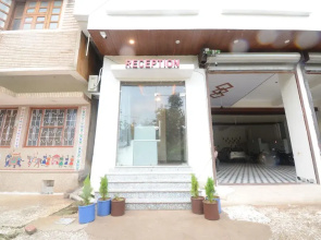 Hotel Shri Dhwaja Inn