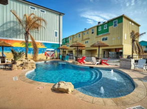Sleeps 33! 4 Condos, Walk to the Beach, Resort-style Pool, Endless Summer Resort