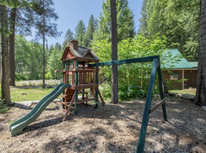 Lil Bigfoot Chalet 2 Bedroom Home by NW Comfy Cabins by RedAwning