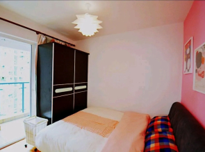 Avatar Gallery Large Queen Bed & High Rise View