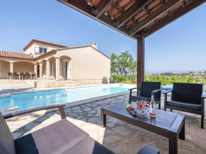 Luxurious villa with private swimming pool and beautiful view of Minervois