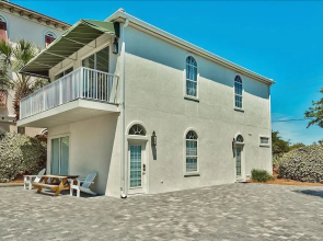Hakuna Matata 8 Bedroom Holiday Home by Five Star Properties