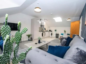 No11 Luxe Living Guest House-Sleeps 6-Family Friendly-Private Parking-Wifi-City-Beach