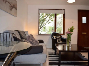 1 Bedroom Flat 5 Minutes Away From Stephens Green