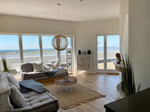 COAST HOUSE Sky Suite