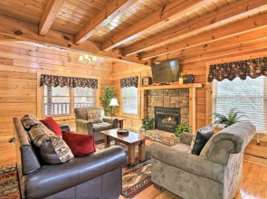 Cabin w/ Hot Tub ~ 2 Mi to Island in Pigeon Forge!