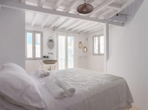 aniko suites Chora