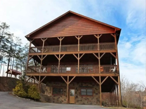 Spacious Party Hut Near Attractions by Redawning