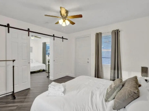 BRAND NEW 4Bed/2Bath - Renovated Luxury Stay
