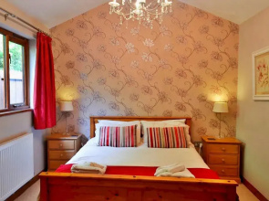 Bungalow in Bovey Tracey With Hot Tub