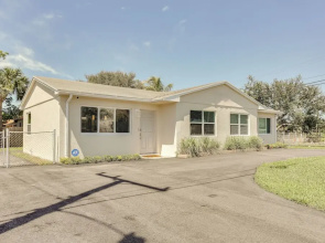 West Palm Beach Vacation Rental ~ 2 Mi to Beach!