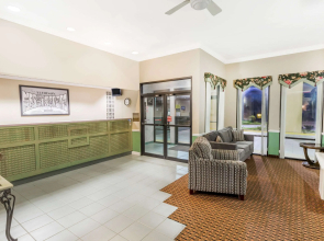 Super 8 by Wyndham Madison/Ridgeland Area