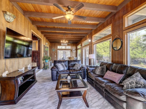Pet-friendly Grants Pass Home w/ Hot Tub!