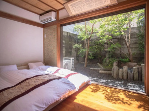 Garden view suite. Near Shijo subway station.