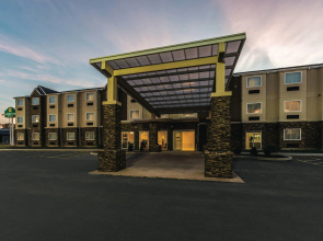 La Quinta Inn & Suites by Wyndham Collinsville - St. Louis