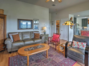 2 Furnished Decks & Lake Views: Austin Escape