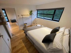 Maygrove Retreat - Sleeps 2 - Jacuzzi & Boat Hire