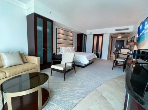 FontaineBleau Balcony 10 min from SoBe