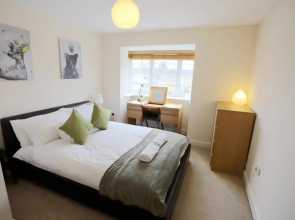 EasyTravel Luxury NEC/Airport 3 beds House