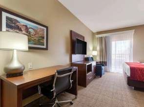 Comfort Inn & Suites Page at Lake Powell