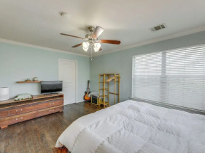 Pet-friendly Austin Home w/ Private Yard + Deck!