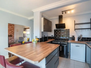 Stylish 3 Bed House-free Parking