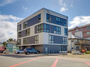 Luxe Seaside Vacation Rental: Walk Downtown!