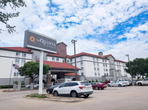 La Quinta Inn & Suites by Wyndham DFW Airport South / Irving