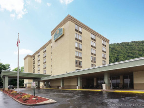 La Quinta Inn & Suites Pittsburgh North - McKnight