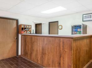 Super 8 by Wyndham Marshall