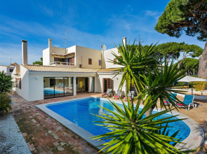 Beautiful 4 bedroom Villa with private pool & gardens close to Marina Vilamoura