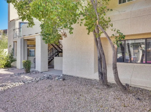 2 Mi to Tucson Mall: Condo w/ Pool & Hot Tub!