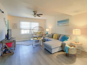 1/2 Mi to Atlantic Beach: Townhome w/ Balcony!