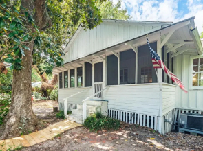 808 E Ashley - The Board and Batten - 3 Bedrooms near Ocean