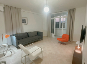 Unikalnaya 2-K Kvartira 60m2 v Tsentre s Shikarnym Vidom na Gory Flat
