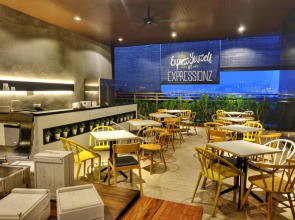 Апарт-отель Expressionz suites by iHost Global