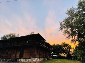 Tri Bogatyrya Guest House