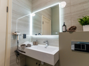 Апартаменты трехкомнатные с панорамным видом на город и море в центре Новороссийска от LetoApart