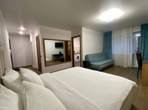 Delyuks s Kuhnei na Surikova 4 flat