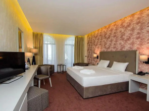 The Grand Gloria Отель