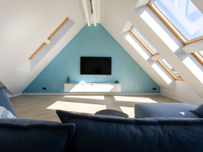 Квартира с Мансардными Окнами и Видом на Море