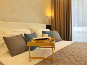 S Nebolshim Balkonom. 3 Minuty do Morya. Dlya Troikh Apartments