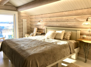 Частный дом Дом на скале с видом на озеро.