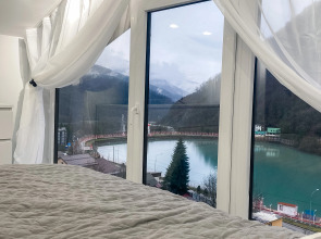 Студия с панорамным видом на озеро и горы