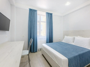 Avis Hotel