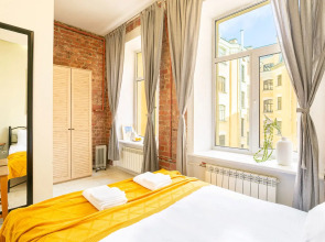 Апартаменты на Большом 13 Два Окна в Спальне