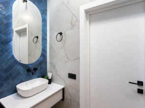 Квартира с Мансардными Окнами и Видом на Море