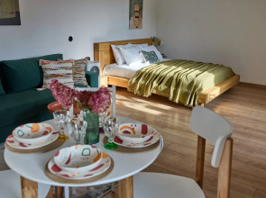 Yarkaya Novaya Studiya Yevrouyut V Samom Tsentre Apartments